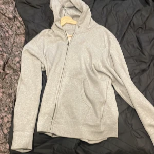 Grå tröja  - Nästan aldrig använd perfekt sick 