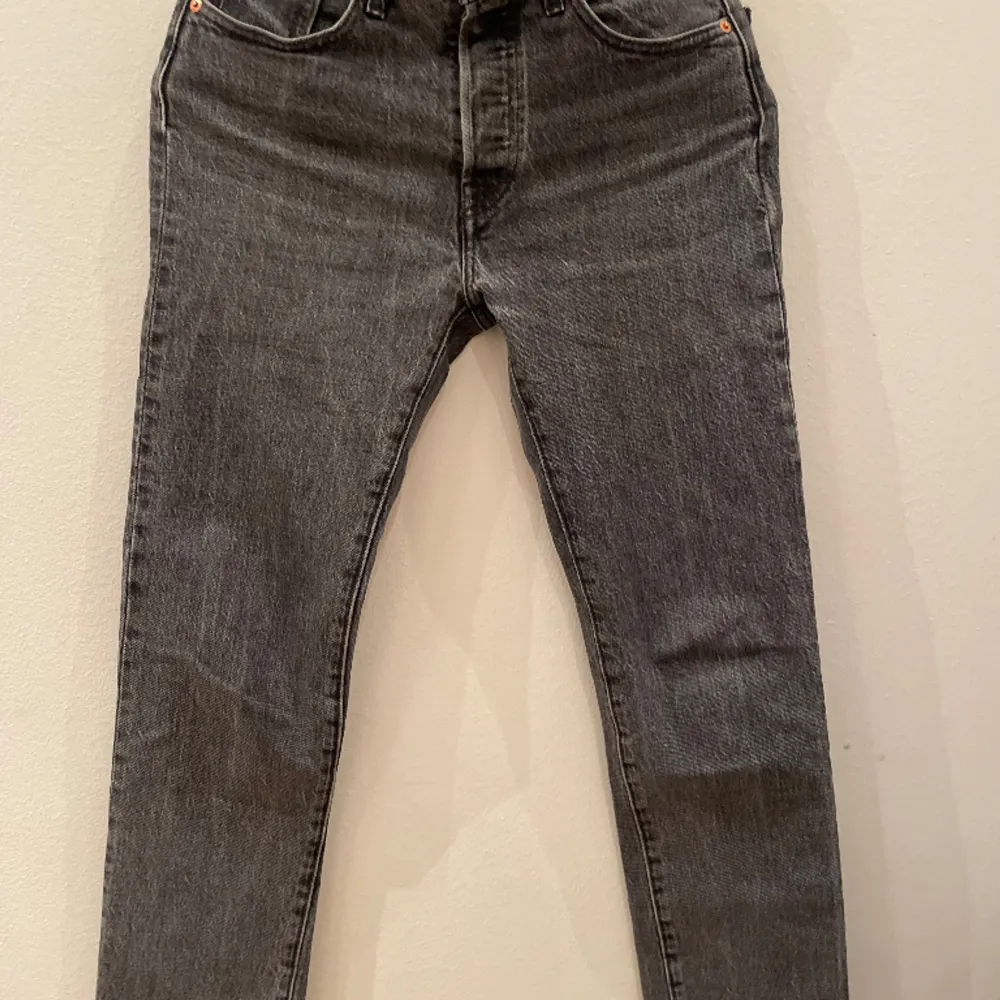 Säljer dessa jeans i ett bra skick 8/10. Storlek W25 L28. Svag svart färg och nypriset är 1100kr. Priset kan såklart diskuteras.. Jeans & Byxor.