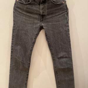 Säljer dessa jeans i ett bra skick 8/10. Storlek W25 L28. Svag svart färg och nypriset är 1100kr. Priset kan såklart diskuteras.