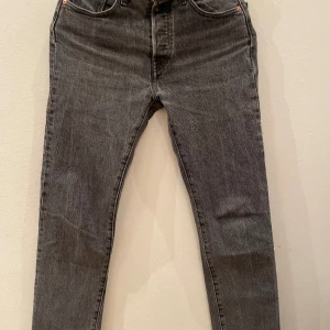 Levis 501 jeans  - Säljer dessa jeans i ett bra skick 8/10. Storlek W25 L28. Svag svart färg och nypriset är 1100kr. Priset kan såklart diskuteras.