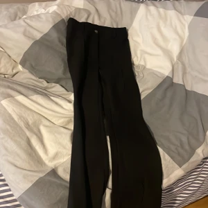 Kostymbyxor  - Ett par kostym byxor som Inge använda längre är i super dit skick helt nya!!💕