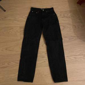 Svarta jeans Väll använda  Inga defekter