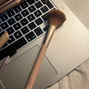 SMINK BORSTE - Säljer denna borste som ej kommer till användning längre🩷 Tvättar såklart innan jag postar❤️❤️kolla oxå mitt konto då jag säljer fler borstar🩷