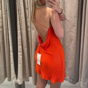 Klänning  - Säljer denna super fina mini klänningen från Zara! Använd 1 gång, inprincip i nyskick💗 lånad bild❤️