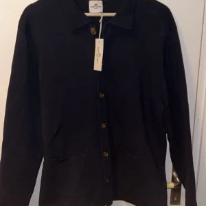 John Henric kofta  - Säljer nu en riktigt fet John Henric kofta. Trendigt plagg just nu och är helt oanvänd. Tagg och prislapp är på så riktigt bra material på koftan. Riktigt stilig. Hör av er vid frågor 