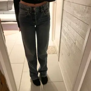 Blåa lågmidjade jeans från Zara. Jag är 165 cm och jeansen är bra i längden på mig. Aldrig använda och i väldigt bra skick🫶🏽