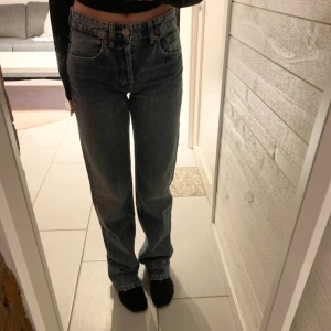 Lågmidjade jeans - Blåa lågmidjade jeans från Zara. Jag är 165 cm och jeansen är bra i längden på mig. Aldrig använda och i väldigt bra skick🫶🏽