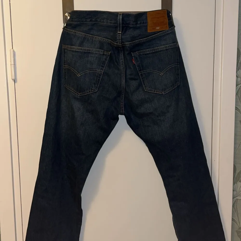 Nu dessa snygga Levis jeans (501). Riktigt snygga och är i bra skick. Använder inta pga att de inte kommer till användning. Hör av er vid frågor!. Jeans & Byxor.