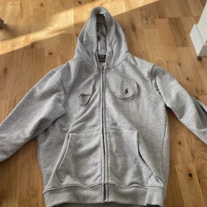 Ralph lauren zip hoddie - Säljer min Ralph lauren hoddie inga defekter. Skriv om du har några frågor!