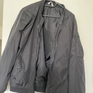 Fin vårjacka strl s  - Svart tunn jacka Jack and Jones strl s  Mkt fint skick  