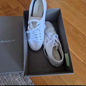 Säljer helt oanvända sneakers i låda ifrån Gant! Storlek 38.