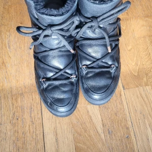 inuikii nappa wedge - Boots från Inuikii i äkta läder Snörning upptill Fodrad insida Logotyp baktill Höjd på sula 3 cm  Köpta 2022 används max 10 gånger. 