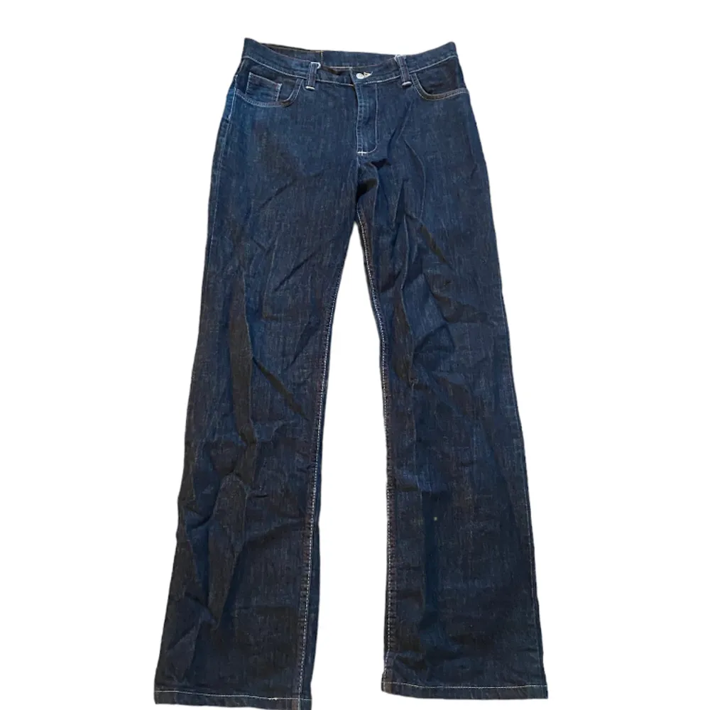 As nice baggy jeans från Evisu. Tyvärr lite slitna nertill men man tänker inte riktigt på det. Innerbenslängd: 80 cm. Ytterbenslängd: 109 cm. Midjemått mätt rakt över: 42 cm. Jeans & Byxor.