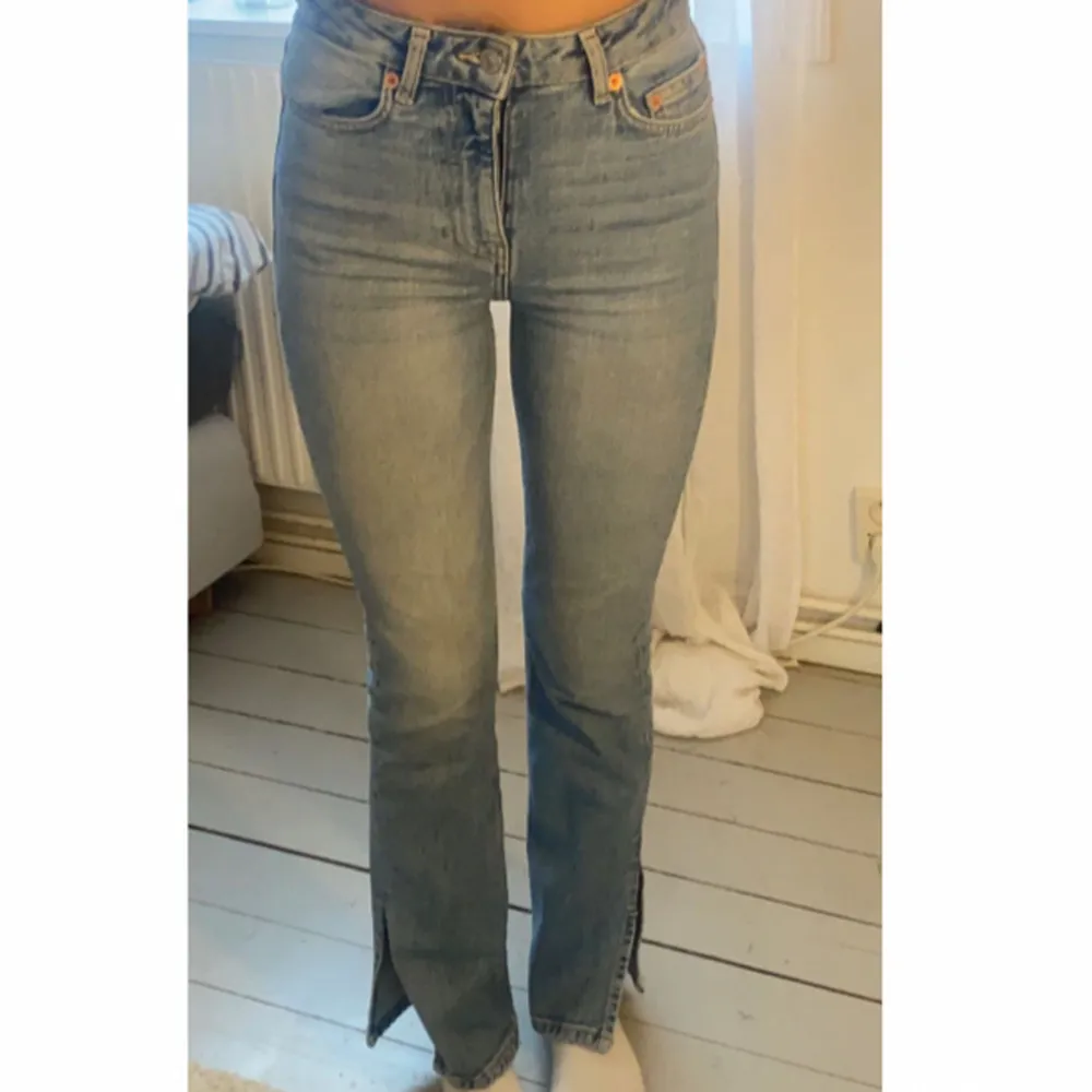 Jeans ifrån lager 157 deras ”split” i storlek xxs och short. Slitsen är klippt hemma extra 💞 knappt använda . Jeans & Byxor.