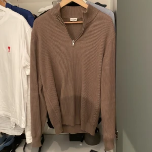 John Henric halfzip - John Henric halfzip, inga defekter, storlek: m, passar folk bäst mellan 180-185 cm lång