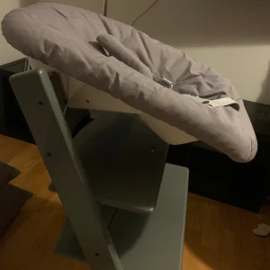Stokke Tripp Trapp Newborn Set, Grey - newborn set (inkluderar INTE stolen) som används ett fåtal gånger till stokke tripp trapp stolar nypris 799:-