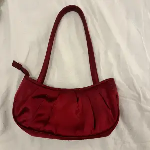 Hej, säljer en söt liten röd väska köpt på secondhand. Märket är oklart. ❤️
