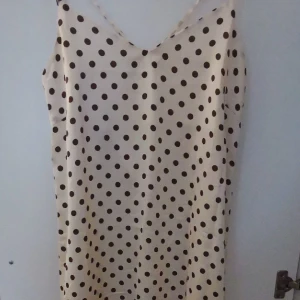 maxiklänning m. prickar  - stor i storleken (rekommenderar för S) 