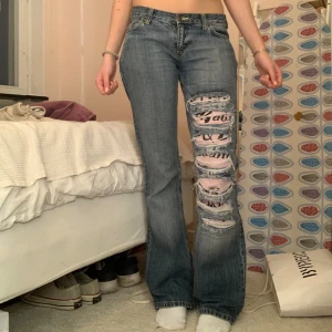 D&G jeans - Lågmidjade blåa Dolce Gabbana jeans med hål på benet Mått: Innerbenslängd: 85cm Yterbensläbgd: 108cm Midja tvärsöver: 35cm Midja runtom: 78cm