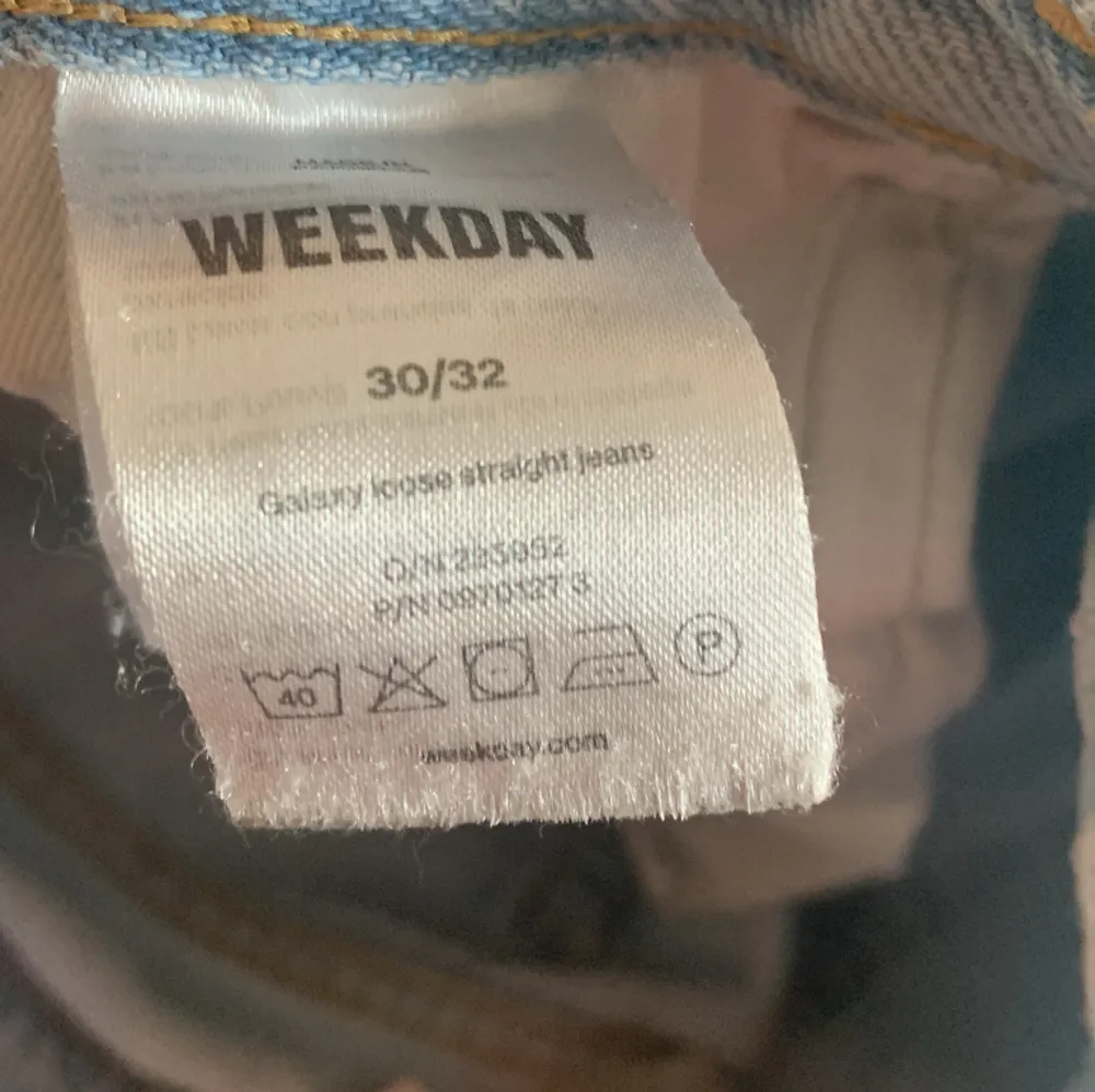 Säljer dessa jeans från weekdays i str 30/32 som är modell galaxy. Skriv gärna vid frågor😄. Jeans & Byxor.