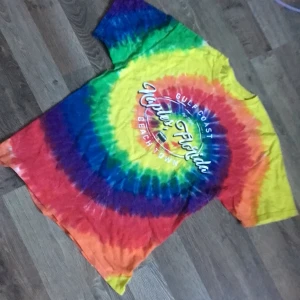 Färgglad tröja med en upp delad text i mitten - Den är tunn och lite sträv men den blir mjukare när man har använt den i några dagar