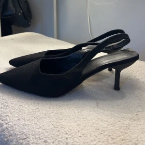 Klackskor - Svarta klackskor med spets!