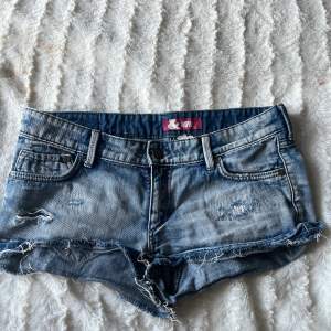As snygga lågmidjade jeans shorts. Jag säljer dom då dom är lite för stora föf mig 💞