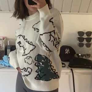 Tjock tröja 🦖 - En fin tjock stickad tröja från andreilee med dinosaurier på 🥰 väldigt mjuk och varm, bra material. Bara använt en gång så iprincip ny. Skriv för frågor 