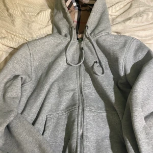 Burberry zip hoodie - Hej säljer nu min burberry tröja då den inte passar mig, tröjan e använd i cirka 2-3 veckor men är så gott som ny, tröjan är i storlek M men skulle säga att den passar till S också 