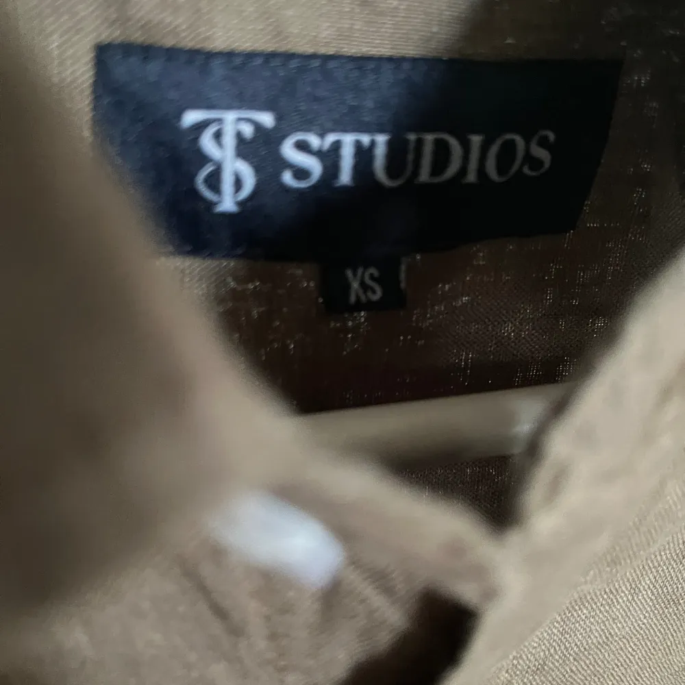 Linne skjorta från S&t studios helt nya endast testad borde passar S men är Xs | nypris:900 mitt pris: 600 | Kan va möjligt med byten men helst inte. Säljer pga av att det inte går att skicka tillbaka den. Ställ minsta frågan om du har ngn mvh Wille . Skjortor.