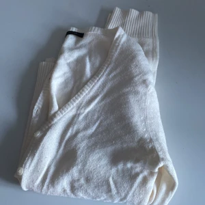 Tunn vit cardigan  - Fint skick. Vit tunn cardigan stl L