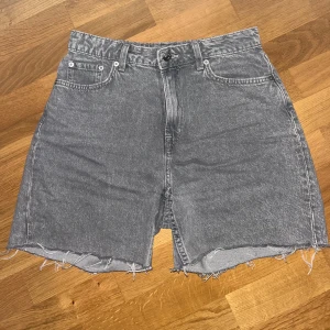 Gråa shorts - De är tyvärr för små för mig.  OBS! Frakt tillkommer.