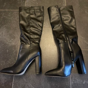 Knähöga stövlar  - Aldrig använda bara testade, Det är storlek 38 och jag fick precis på dom men passar nog en storlek 37 mer.  Men passar såklart båda