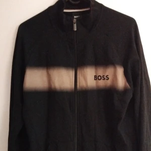 Boss zip tröja - Riktigt snygg och skön boss zip up i storlek M. Säljer den eftersom jag byter stil. Den är i riktigt bra skick, inga hål eller missfärgningar och inte använd  jätte ofta. Hör gärna av dig för fler bilder eller frågor.  Ny pris:1200