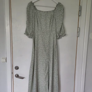 Somrig klänning med slits  - Somrig mintgrön klänning med slits ☺️🌱