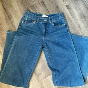 Ett par Levis jeans, wide leg och low/mid waist. De är i storlek 158 men sitter som en XS. Använd fåtal gånger och fortfarande i nyskick! Stretchigt material 