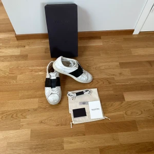 Valentino open skor - Säljer nu dessa sjukt snygga valentino open skor | skick 7/10 | ny pris 7000 kr | mitt pris 1899 kr | OBS allt og ingår !! Hör av dig vid lilla minsta fundering 😁💯