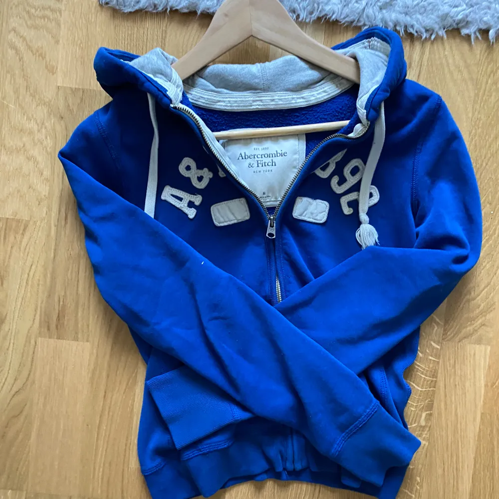 Blå abercrombie & fitch zip up hoodie i jättebra skick☺️ Det står att tröjan är i storlek M men den passar mig perfekt som vanligtvis har XS/S!  ‼️Fins kvar tills markerad som såld‼️. Hoodies.