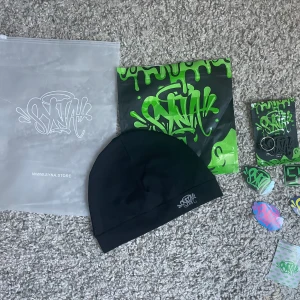 Syna world beanie - Köpt: synaworldstore Skick: 10/10 Skador: inga Passform: SIZE 1