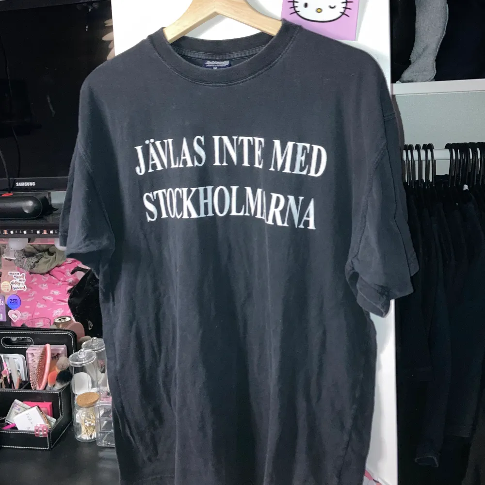 Rolig T-shirt ”Jävlas inte med Stockholmarna” i storlek M!  Använd en del men är asball ändå! . T-shirts.
