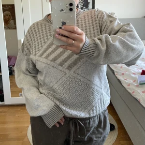 Vintage knitted sweat - köpt secondhand. står ingen storlek men uppskattar M/L. trasig i sömmen på vänster hand men går lätt att sy ihop!🩷🩷🩷