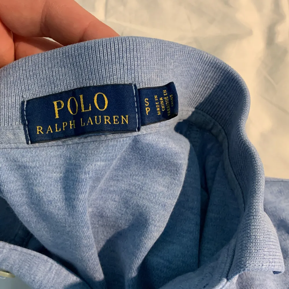 En fin Ralph Lauren piké i blå som är perfekt till sommaren, luftig piké som är utan 100 bomull och är i perfekt skick 8/10🥰🥰. T-shirts.