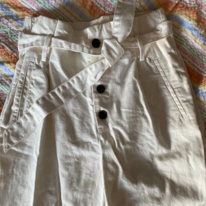 Byxor✨ - Superfina beiga kostymbyxor isch i jeans material🪩 Endast använda en gång!  Storlek S, passar även XS.  Korta i längd!