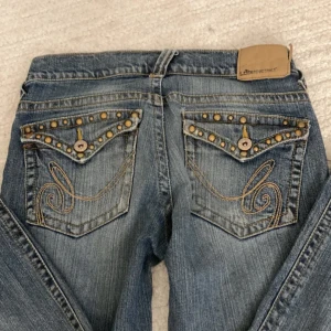 Lowwaist före jeans me detalj fickor - Jätte fina lågmidjade flared byxor med fina detaljer på fickorna. Inte jätte andvända.