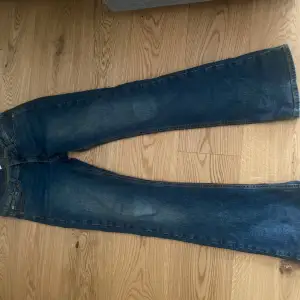 Jag säljer ett par blåa jeans med fina detaljer på fickorna dessa jeans är ifrån JUNKYARD jag säljer dessa för dem är lite långa för mig 