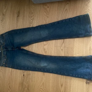 Blåa jeans med detaljer på fickorna💓 - Jag säljer ett par blåa jeans med fina detaljer på fickorna dessa jeans är ifrån JUNKYARD jag säljer dessa för dem är lite långa för mig 