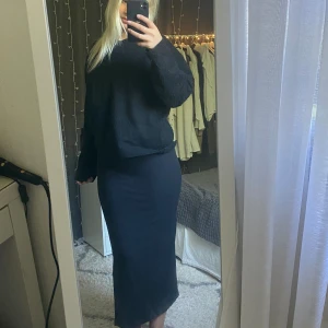 Svart långkjol - Jätte bekväm svart långkjol med slits. Kjolen är ribbad och har ett tjockt resår band i midjan, vilket gör den väldigt töjbar. Den är i gott skick och har inga defekter💗