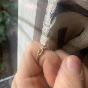 Äkta guldring  - Äkta guld, små diamanter, haft i 1 år