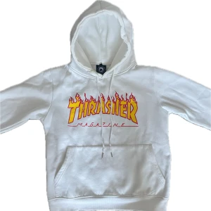 Thrasher - Jättesnygg vit Thrasher hoodie i storlek S, skick 8,5/10, Pris kan diskuteras. Tveka inte på att höra av dig vid frågor och funderingar!🤩👑👍🏻