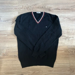 J. Lindeberg piké  - En snygg tröja som passar till de mesta. Hör av er vid frågor annars fritt fram att använda ”köp nu”.